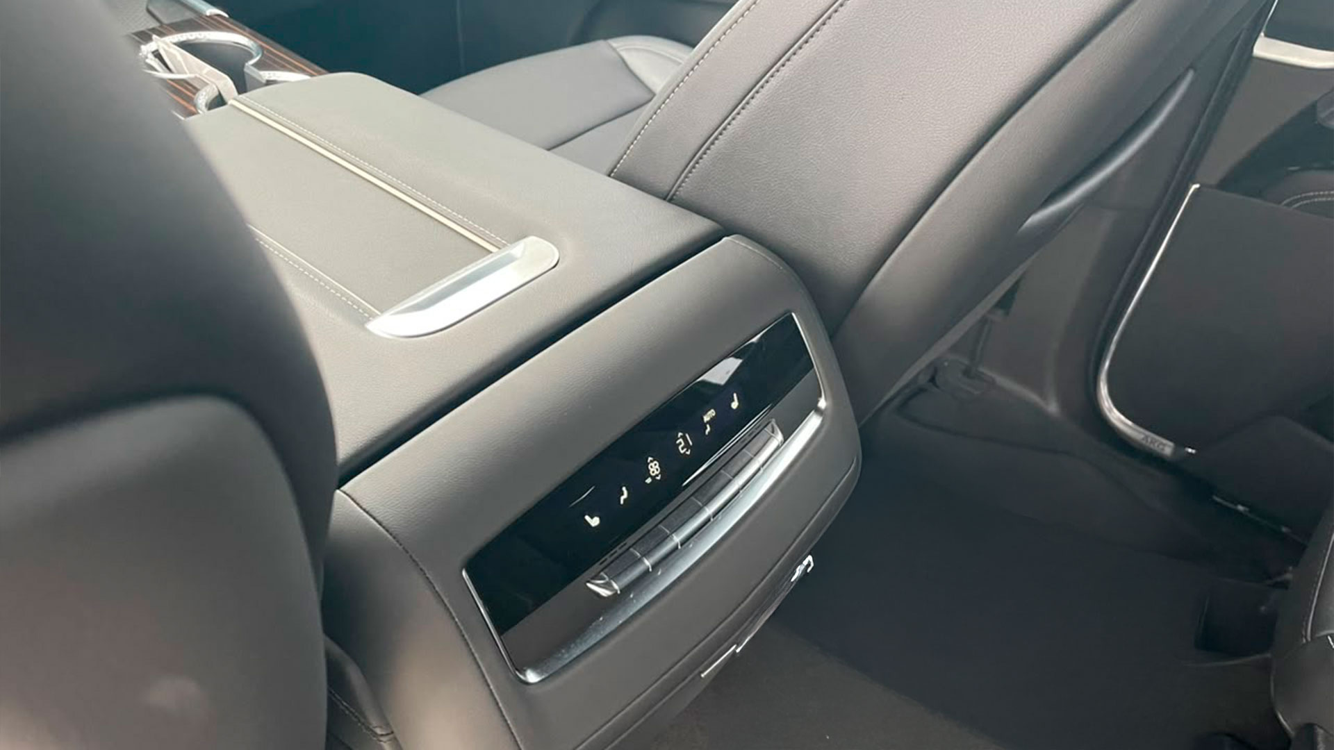 ESCALADE02-10